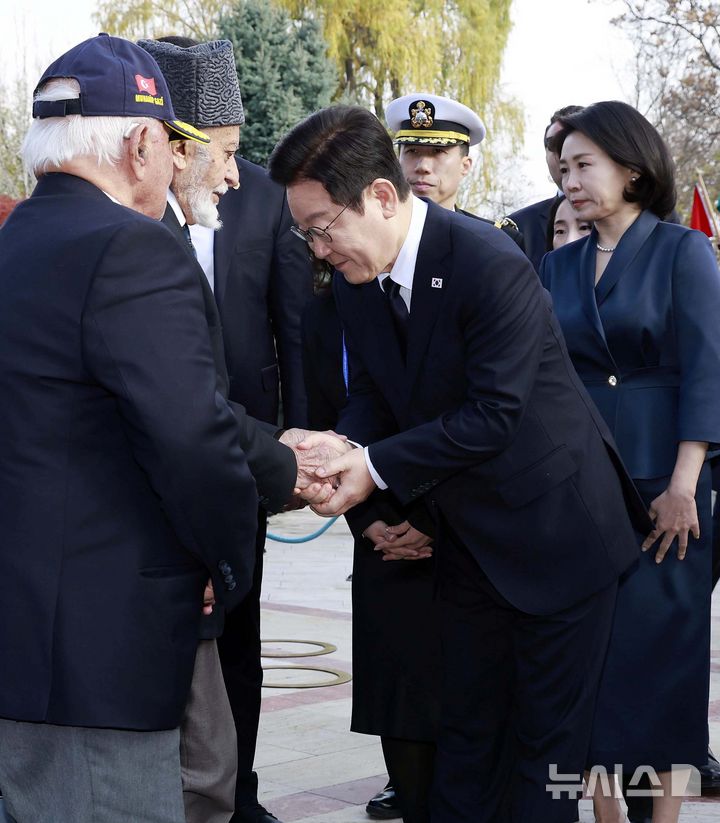[앙카라=뉴시스] 최동준 기자 = 튀르키예를 국빈 방문 중인 이재명 대통령이 25일(현지 시간) 앙카라 한국 공원에 위치한 한국전 참전 기념탑을 찾아 참배한 뒤 한국전 참전 용사들과 인사하고 있다. 2025.11.25. photocdj@newsis.com