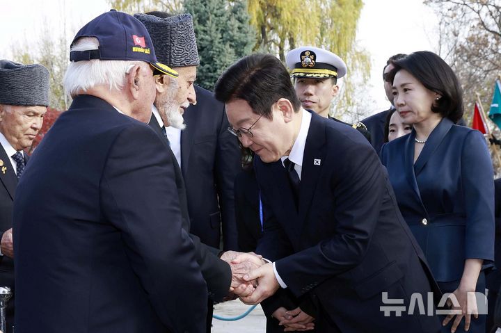 [앙카라=뉴시스] 최동준 기자 = 튀르키예를 국빈 방문 중인 이재명 대통령이 25일(현지 시간) 앙카라 한국 공원에 위치한 한국전 참전 기념탑을 찾아 참배한 뒤 한국전 참전 용사들과 인사하고 있다. 2025.11.25. photocdj@newsis.com