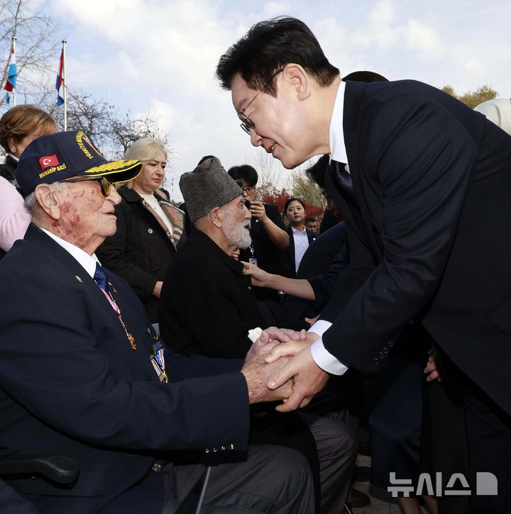 [앙카라=뉴시스] 최동준 기자 = 튀르키예를 국빈 방문 중인 이재명 대통령이 25일(현지 시간) 앙카라 한국 공원에 위치한 한국전 참전 기념탑을 찾아 참배한 뒤 한국전 참전 용사들과 인사하고 있다. 2025.11.25. photocdj@newsis.com