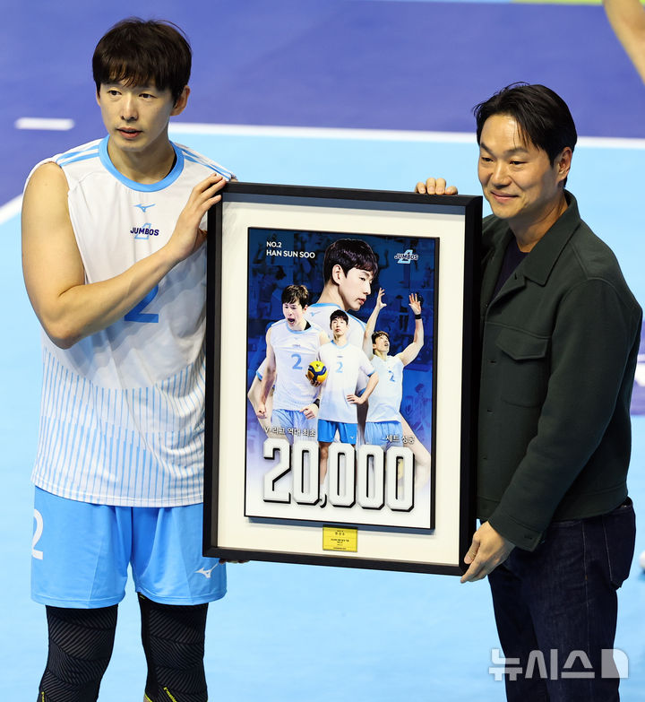 [인천=뉴시스] 최진석 기자 = 대한항공 한선수가 25일 인천 계양체육관에서 열린 진에어 2025~2026 V-리그 남자부 대한항공과 KB손해보험의 경기에 앞서 20000세트 성공 기념식을 하며 액자를 들고 기념촬영하고 있다. 2025.11.25. myjs@newsis.com