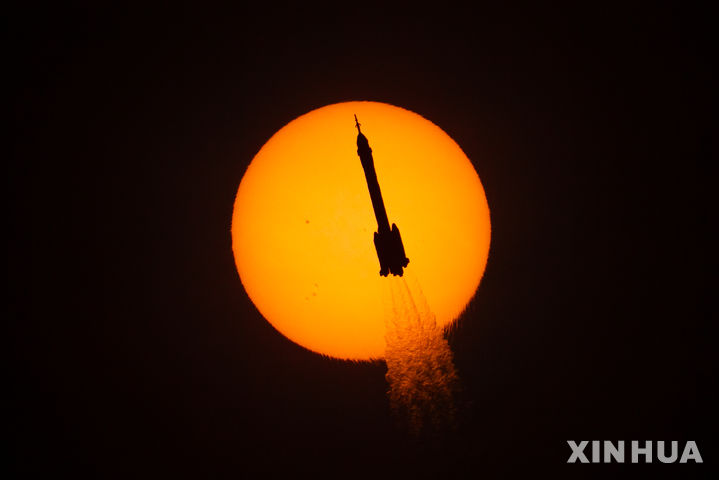 [주취안=신화/뉴시스] 25일(현지 시간) 중국 북서부 주취안 위성발사센터에서 선저우 22호를 탑재한 '창정 2F Y22' 운반 로켓이 발사되고 있다. 선저우 20호의 창문 균열에 긴급 대응하기 위해 발사된 선저우 22호는 발사 약 10분 후 로켓에서 분리돼 예정 궤도에 진입했으며, 이후 톈궁 우주정거장과 도킹할 예정이다. 중국은 유인 우주 프로그램 사상 처음으로 비상 발사 임무를 성공적으로 수행했다. 2025.11.28.