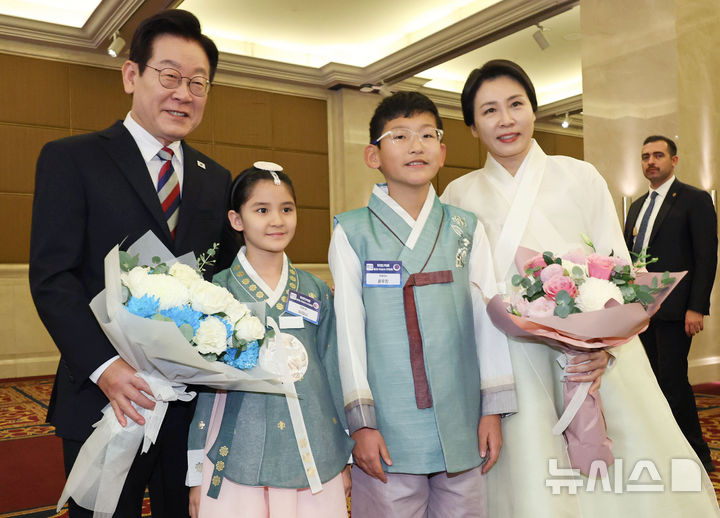 [앙카라=뉴시스] 최동준 기자 = 튀르키예를 국빈 방문 중인 이재명 대통령과 김혜경 여사가 25일(현지 시간) 앙카라 한 호텔에서 열린 동포·지상사 대표 오찬 간담회에서 화동들과 기념촬영을 하고 있다. 2025.11.25. photocdj@newsis.com