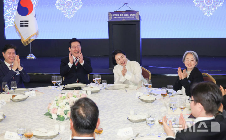[앙카라=뉴시스] 최동준 기자 = 튀르키예를 국빈 방문 중인 이재명 대통령과 김혜경 여사가 25일(현지 시간) 앙카라 한 호텔에서 열린 동포·지상사 대표 오찬 간담회에서 참석자 발언에 웃음을 보이고 있다. 2025.11.25. photocdj@newsis.com