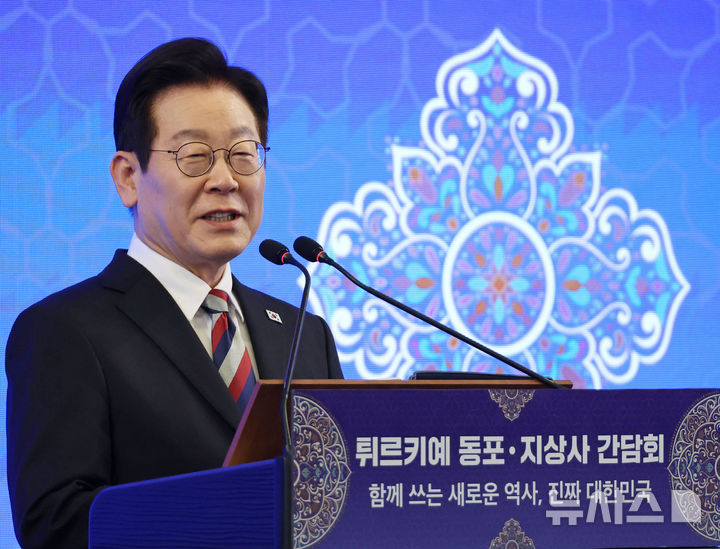 [앙카라=뉴시스] 최동준 기자 = 튀르키예를 국빈 방문 중인 이재명 대통령이 25일(현지 시간) 앙카라 한 호텔에서 열린 동포·지상사 대표 오찬 간담회에서 인사말을 하고 있다. 2025.11.25. photocdj@newsis.com