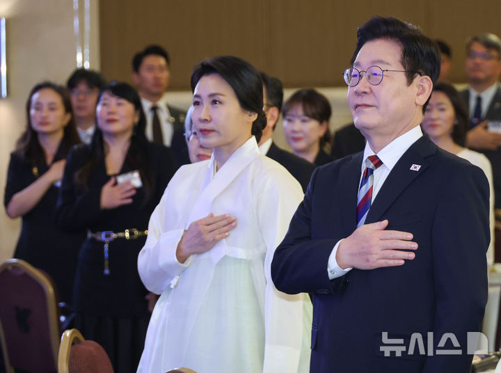 [앙카라=뉴시스] 최동준 기자 = 튀르키예를 국빈 방문 중인 이재명 대통령과 김혜경 여사가 25일(현지 시간) 앙카라 한 호텔에서 열린 동포·지상사 대표 오찬 간담회에서 국민의례를 하고 있다. 2025.11.25. photocdj@newsis.com