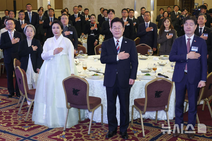 [앙카라=뉴시스] 최동준 기자 = 튀르키예를 국빈 방문 중인 이재명 대통령과 김혜경 여사가 25일(현지 시간) 앙카라 한 호텔에서 열린 동포·지상사 대표 오찬 간담회에서 국민의례를 하고 있다. 2025.11.25. photocdj@newsis.com