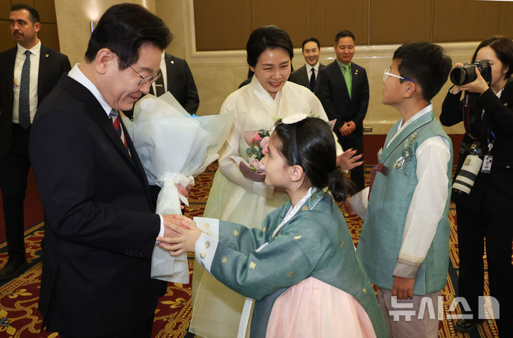 [앙카라=뉴시스] 최동준 기자 = 튀르키예를 국빈 방문 중인 이재명 대통령과 김혜경 여사가 25일(현지 시간) 앙카라 한 호텔에서 열린 동포·지상사 대표 오찬 간담회에서 화동들에게 꽃다발을 받고 있다. 2025.11.25. photocdj@newsis.com