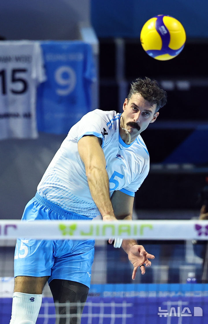 [인천=뉴시스] 최진석 기자 = 25일 인천 계양체육관에서 열린 진에어 2025~2026 V-리그 남자부 대한항공과 KB손해보험의 경기, 대한항공 러셀이 서브를 넣고 있다. 2025.11.25. myjs@newsis.com