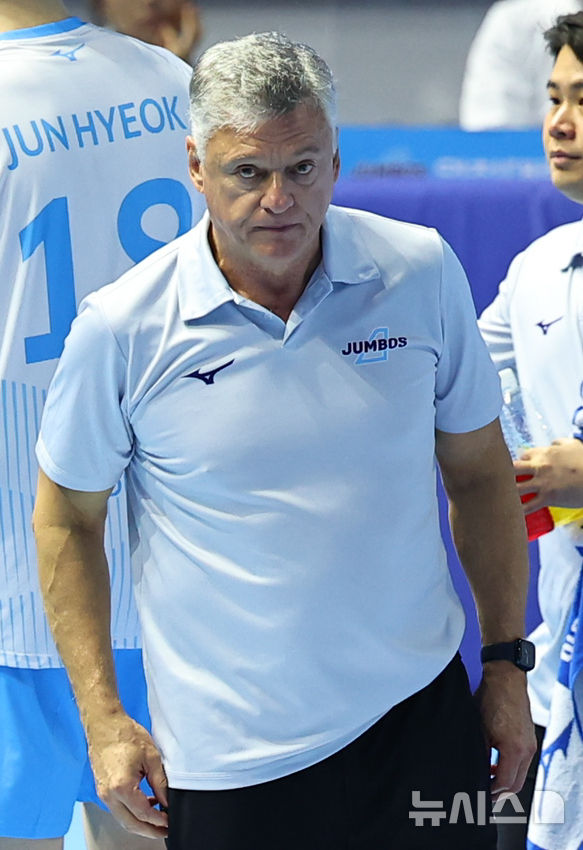 [인천=뉴시스] 최진석 기자 = 25일 인천 계양체육관에서 열린 진에어 2025~2026 V-리그 남자부 대한항공과 KB손해보험의 경기, 대한항공 헤난 달 조토 감독이 전광판을 바라보고 있다. 2025.11.25. myjs@newsis.com