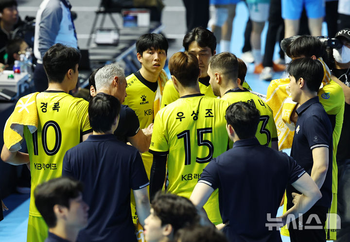 [인천=뉴시스] 최진석 기자 = 25일 인천 계양체육관에서 열린 진에어 2025~2026 V-리그 남자부 대한항공과 KB손해보험의 경기, KB손해보험 레오나르도 카르발류 감독이 작전지시를 하고 있다. 2025.11.25. myjs@newsis.com