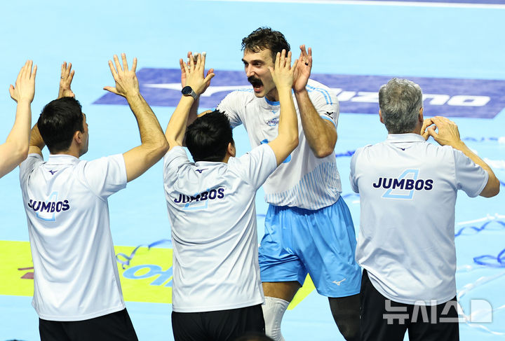 [인천=뉴시스] 최진석 기자 = 대한항공 러셀이 25일 인천 계양체육관에서 열린 진에어 2025~2026 V-리그 남자부 대한항공과 KB손해보험의 경기에서 세트스코어 3-0으로 승리 후 대한항공 헤난 달 조토 감독과 기뻐하고 있다. 2025.11.25. myjs@newsis.com
