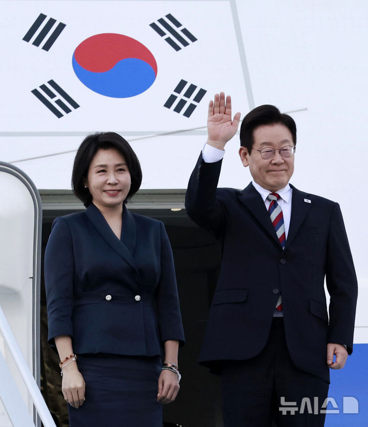 [앙카라=뉴시스] 최동준 기자 = 튀르키예 국빈 방문 일정을 마친 이재명 대통령과 김혜경 여사가 25일(현지 시간) 앙카라 에센보아 국제공항에서 공군 1호기에 올라 인사하고 있다. 2025.11.25. photocdj@newsis.com