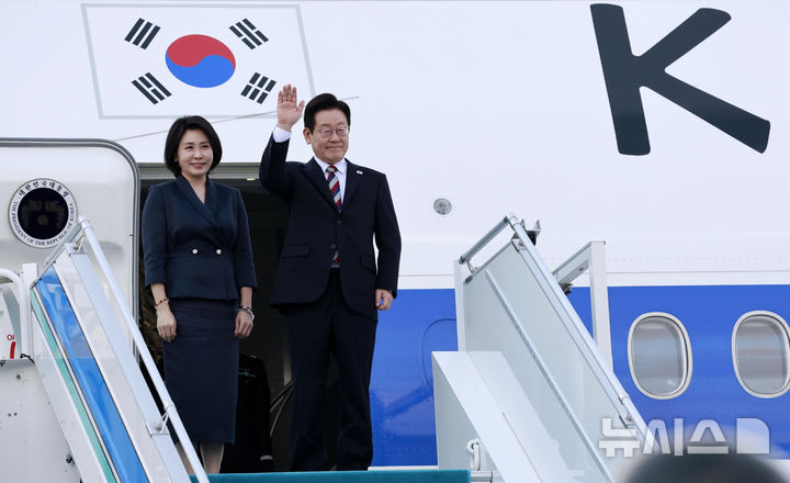 [앙카라=뉴시스] 최동준 기자 = 튀르키예 국빈 방문 일정을 마친 이재명 대통령과 김혜경 여사가 25일(현지 시간) 앙카라 에센보아 국제공항에서 공군 1호기에 올라 인사하고 있다. 2025.11.25. photocdj@newsis.com