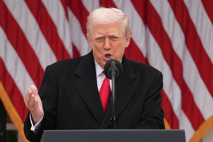 [워싱턴=AP/뉴시스] 도널드 트럼프 미국 대통령은 26일(현지 시간) 온두라스 대통령 선거에 출마한 우파 후보를 공개적으로 지지했다. 사진은 트럼프 대통령이 전날 미국 워싱턴DC 백악관 로즈가든에서 열린 추수감사절 기념 칠면조 사면 행사에서 연설하는 모습. 2025.11.27. 