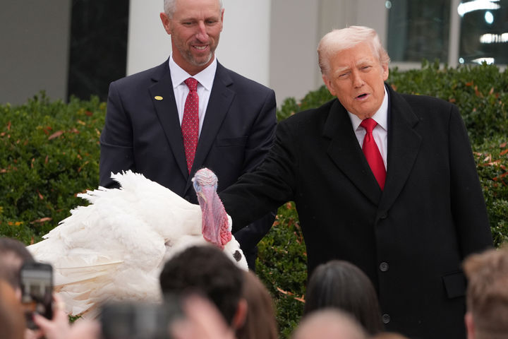 [워싱턴=AP/뉴시스] 도널드 트럼프 미국 대통령이 부인 멜라니아 여사와 함께 25일(현지 시간) 백악관 로즈가든에서 열린 추수감사절 기념 칠면조 사면식에서 칠면조를 사면하고 있다. 이날 사면받은 칠면조 '와들'과 '고블'은 평생 식용으로 도축되지 않고 최고의 농장에서 여생을 보장받는다. 2025.11.26.