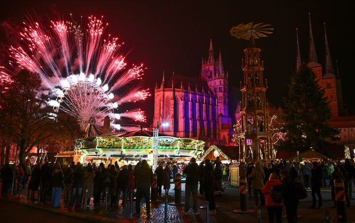 [에르푸르트=AP/뉴시스] 25일(현지시간) 독일 에르푸르트 대성당 광장에서 제175회 크리스마스 마켓이 개장했다. 2025.11.26