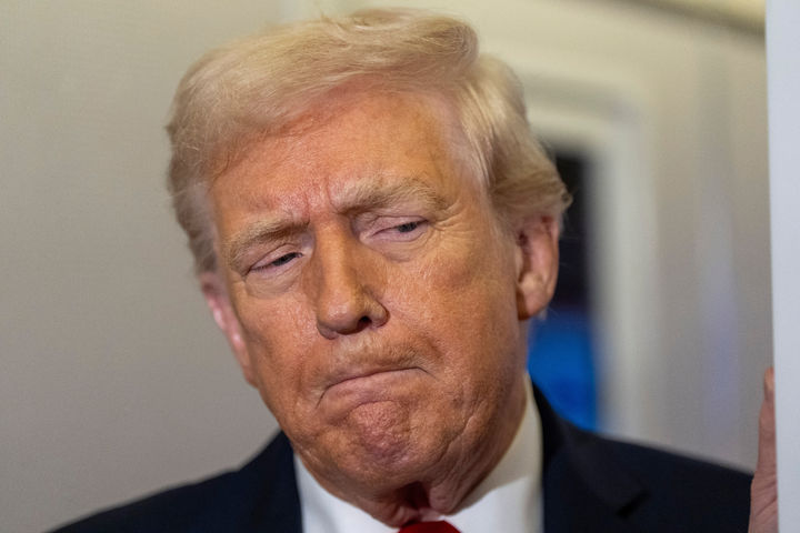 [에어포스원=AP/뉴시스] 도널드 트럼프 미국 행정부가 아프가니스탄, 이란, 베네수엘라 등 '우려국' 19개국 출신 외국인 영주권을 전면 재조사하기로 했다. 아프가니스탄 출신 이민자 범행으로 확인된 주방위군 총격 사건 발생 하루 만이다. 사진은 트럼프 대통령이 지난 25일(현지 시간) 미국 플로리다 팜비치 마러라고로 향하는 대통령전용기에서 취재진 질문에 답하는 모습. 2025.11.28.