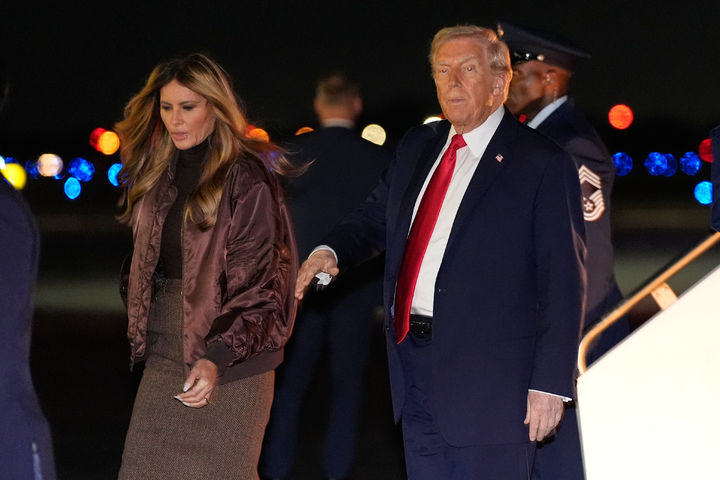 [팜비치=AP/뉴시스] 도널드 트럼프 미국 대통령과 멜라니아 여사가 25일(현지 시간) 미국 플로리다 팜비치 국제공항에 도착해 전용기에서 내리고 있다. 2025.11.26.