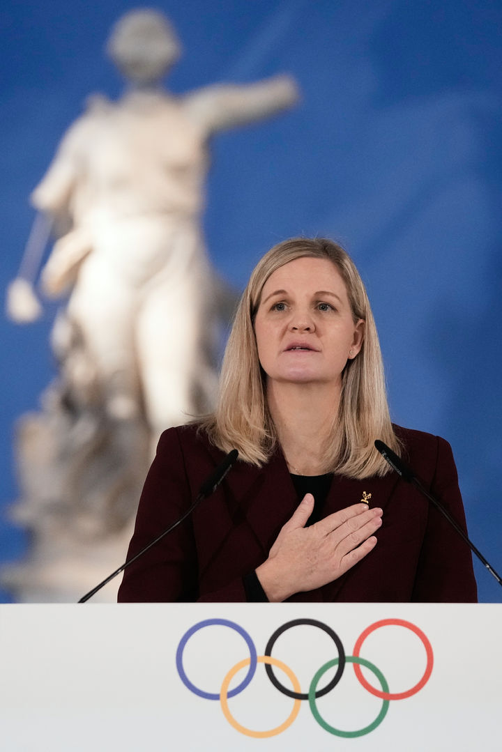 [올림피아=AP/뉴시스] 26일(현지 시간) 그리스 올림피아에서 열린 2026 밀라노·코르티나담페초 동계올림픽 성화 채화식에서 연설하는 커스티 코번트리 국제올림픽위원회(IOC) 위원장. 2025.11.26