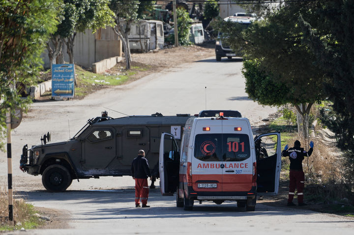 [투바스(서안지구)=AP/뉴시스] 요르단강 서안지구 투바스에서 군사 작전 중인 이스라엘 군인들이 지나가는 구급차 까지 멈추게 해서 검문하고 있다. 2026. 02. 24.