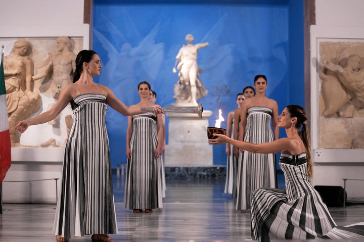 [올림피아=AP/뉴시스] 26일(현지 시간) 그리스 올림피아에서 열린 2026 밀라노·코르티나담페초 동계올림픽 성화 채화식. 2025.11.26