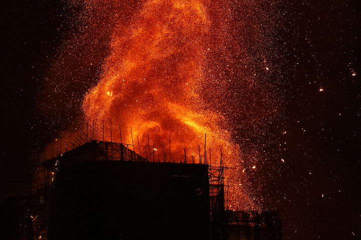 [홍콩=AP/뉴시스] 26일(현지 시간) 홍콩 북부 타이포 구역의 '웡 푹 코트' 아파트 단지에서 화재가 발생해 불길이 치솟고 있다. 현지 당국은 이 화재로 지금까지 소방관 포함 최소 55명이 사망하고 279명이 실종 상태라고 밝혔다. 2025.11.27.