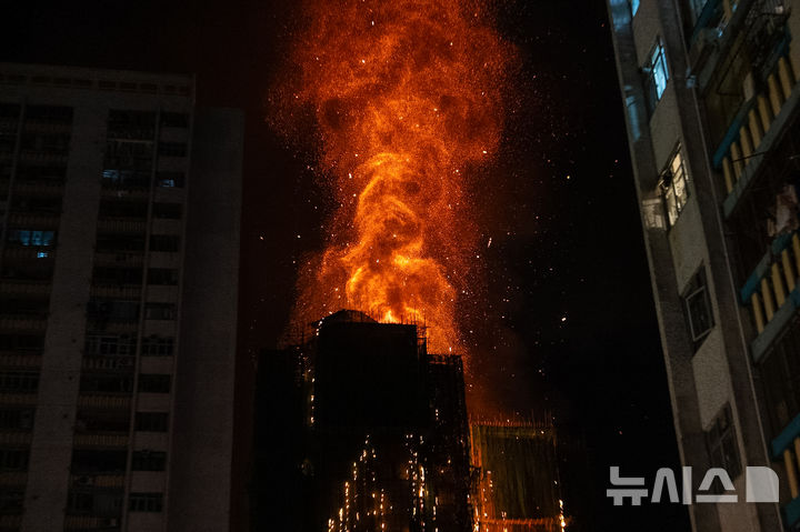 [홍콩=AP/뉴시스] 26일(현지 시간) 홍콩 북부 타이포 구역의 '웡 푹 코트' 아파트 단지에서 화재가 발생해 불길이 치솟고 있다. 현지 당국은 이 화재로 지금까지 소방관 포함 최소 44명이 사망하고 279명이 실종이라고 밝혔다. 화재가 난 아파트 단지에는 2천 가구, 약 4천800명이 거주하는 것으로 알려졌다. 2025.11.27.