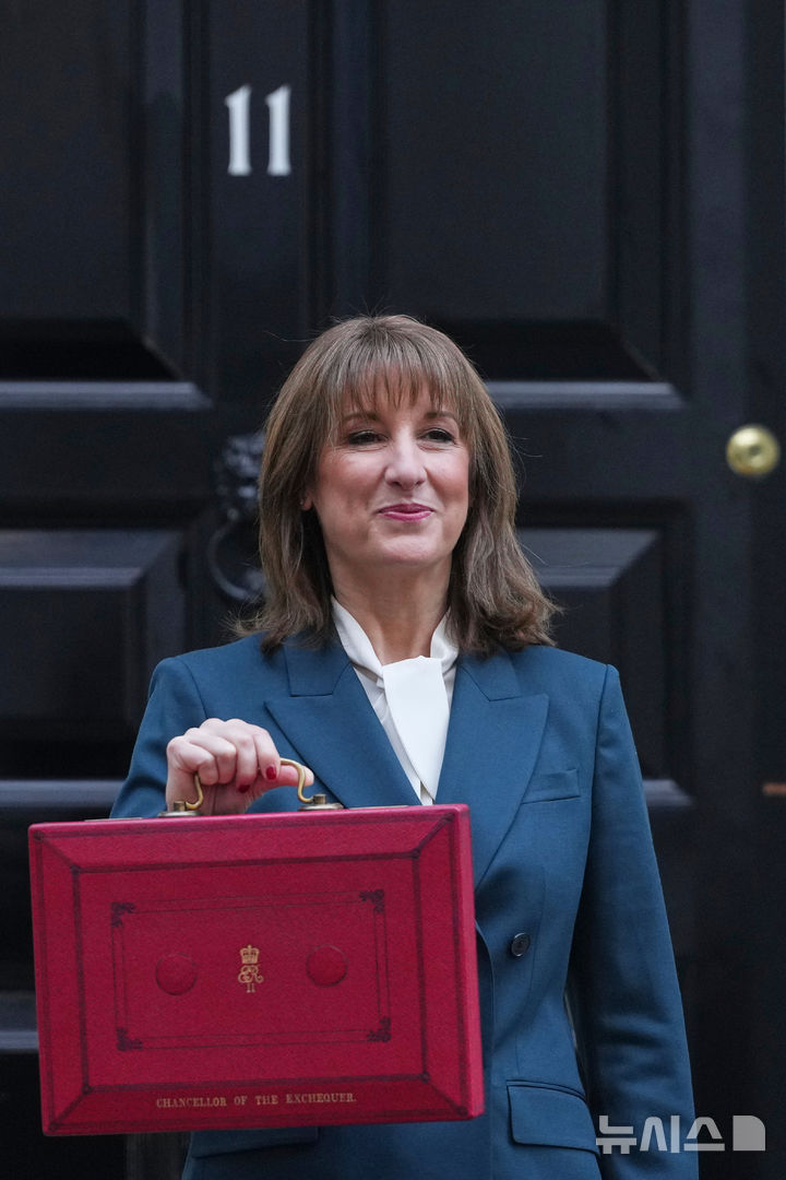 [AP/뉴시스] 리브스 의원은 지난해 노동당 총선 승리로 여성 최초 재무장관이 되었다. 재무장관 관저는 총리 관저인 다우닝가 10번지 바로 옆에 있으며 이 자주색 가방은 내각 장관들이 들고다니는 장관 전용 백이다