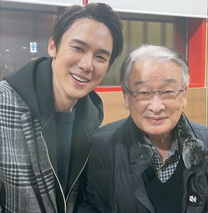 [서울=뉴시스] 배우 유연석이 배우 이순재와 찍은 사진을 공개했다. (사진=유연석 인스타그램 캡처) 2025.11.26. photo@newsis.com *재판매 및 DB 금지