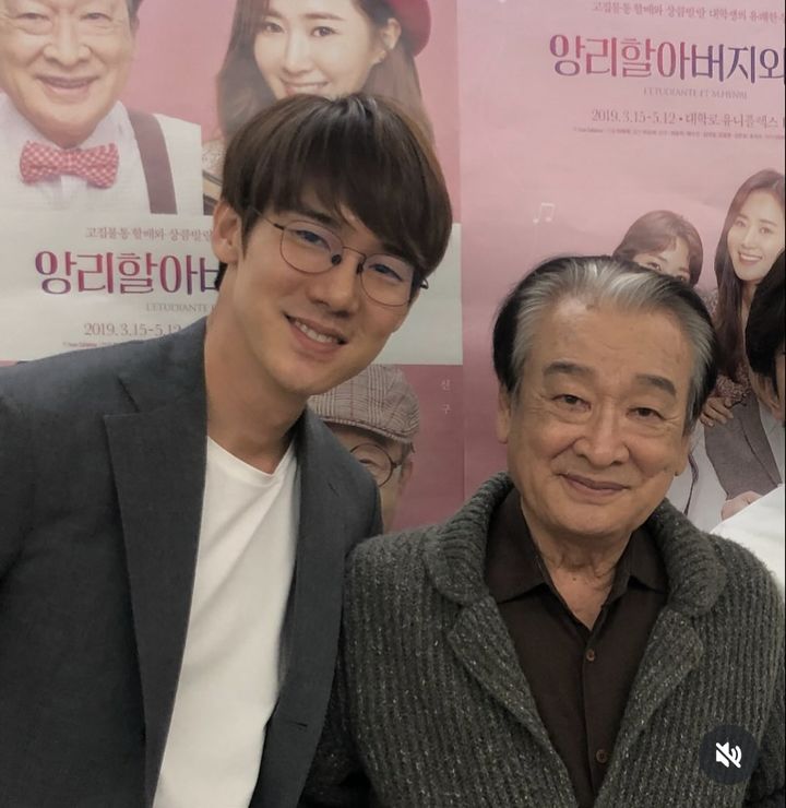 [서울=뉴시스] 배우 유연석이 배우 이순재와 찍은 사진을 공개했다. (사진=유연석 인스타그램 캡처) 2025.11.26. photo@newsis.com *재판매 및 DB 금지