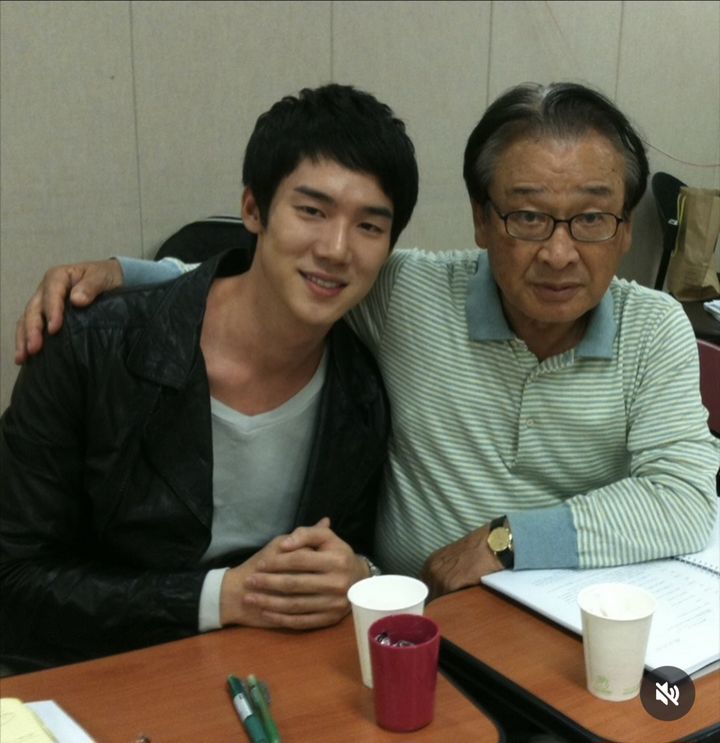 [서울=뉴시스] 배우 유연석이 배우 이순재와 찍은 사진을 공개했다. (사진=유연석 인스타그램 캡처) 2025.11.26. photo@newsis.com *재판매 및 DB 금지