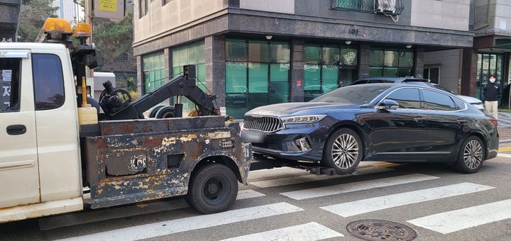 [광명=뉴시스]광명시가 24일 고액·상습 지방세 체납자를 대상 가택수색을 벌여 압류한 자동차를 견인하고 있다.(사진=광명시 제공)2025.11.26.photo@newsis.com *재판매 및 DB 금지