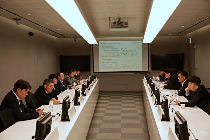 [서울=뉴시스] 한화 건설부문은 지난 25일 서울특별시 장교동 한화빌딩 회의실에서 철근콘크리트·철골 공종 협력사 간담회를 열었다. (사진=한화 제공) 2025.11.25. photo@newsis.com *재판매 및 DB 금지