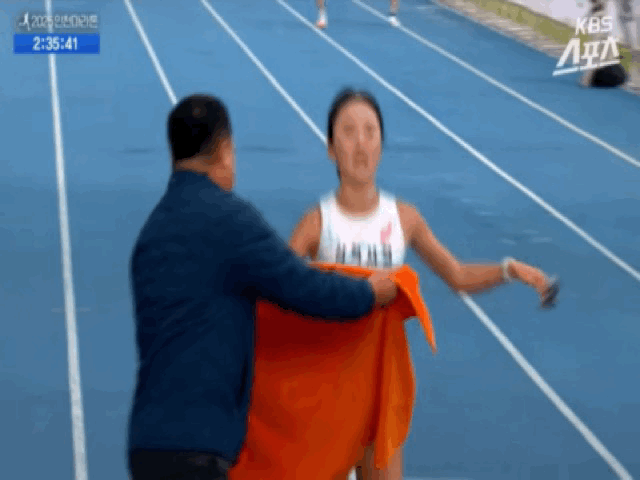 온라인에서 화제가 된 이수민(삼척시청) 선수의 2025 인천국제마라톤대회 결승선 통과 영상(사진=KBS스포츠 캡처) *재판매 및 DB 금지