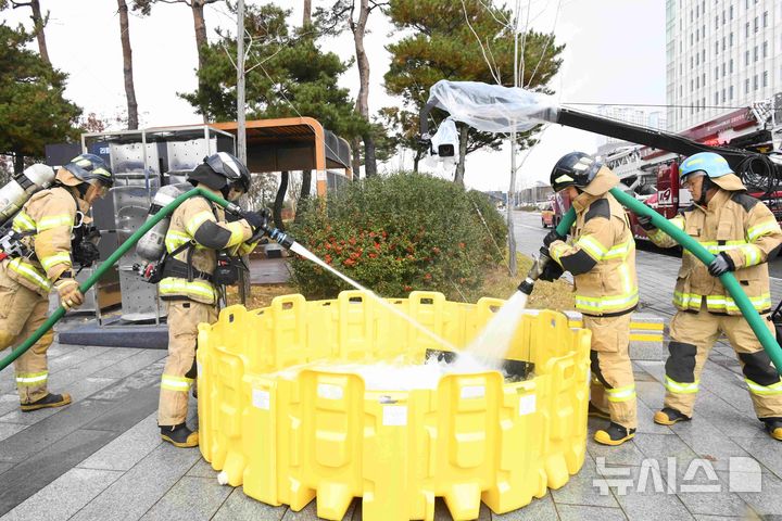 [세종=뉴시스]한국전력은 지난 25일 나주 한전 본사에서 '데이터센터 화재 대비 소방서 합동 대응훈련'을 실시했다.(사진=한전 제공)