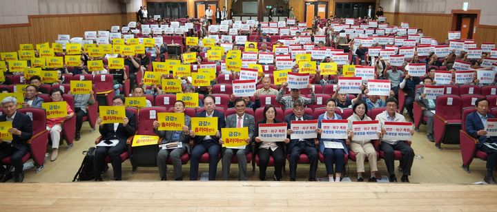 [서천=뉴시스] 서천군민들이 하구복원특별법 제정을 촉구하는 퍼포먼스를 펼치고 있다. (사진= 서천군 제공) *재판매 및 DB 금지