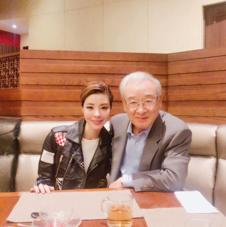 [서울=뉴시스] 배우 김규리(왼쪽)와 이순재. (사진=김규리 인스타그램 캡처) 2025.11.26. photo@newsis.com *재판매 및 DB 금지