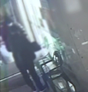 [뉴시스] 골드바 22개를 들고 달아나려던 20대 대학생이 붙잡혔다. (사진=채널A 갈무리) *재판매 및 DB금지 *재판매 및 DB 금지