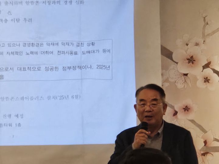 [서울=뉴시스] 박은비 기자 = 한국알뜰통신사업자협회는 지난 25일 기자들과 만나 올해 알뜰폰 사업 주요 현황을 소개했다. 사진은 황성욱 부회장이 업계 상황을 설명하는 모습. 2025.11.26. silverline@newsis.com *재판매 및 DB 금지
