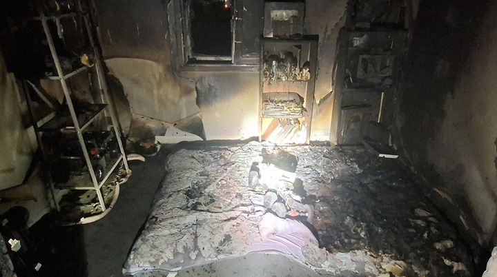 [울산=뉴시스] 26일 오전 2시28분께 울산 동구 일산동 한 다세대주택에서 불이나 내부가 까맣게 타 있다. (사진=울산소방본부 제공) 2025..11.26. photo@newsis.com *재판매 및 DB 금지