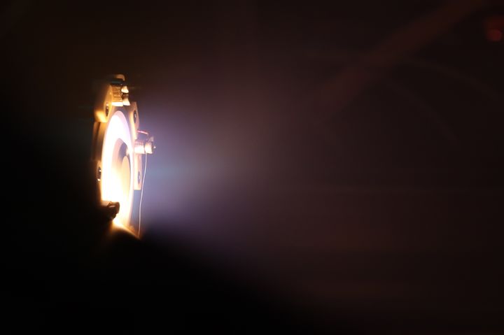 [대전=뉴시스] K-HERO 큐브위성에 탑재된 초소형위성용 홀추력기의 플라즈마 생성 모습.(사진=카이스트 제공) *재판매 및 DB 금지