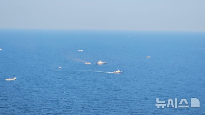 [울진=뉴시스] 안병철 기자 = 지난 24일 경북 울진군 후포면 후포항 동쪽 약 5.5㎞ 인근 해상에서 민·관·군 합동 '수난대비기본훈련'이 진행됐다.(사진=울진해양경찰서 제공) 2025.11.26. photo@newsis.com