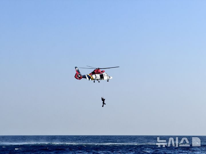 [울진=뉴시스] 안병철 기자 = 지난 24일 경북 울진군 후포면 후포항 동쪽 약 5.5㎞ 인근 해상에서 민·관·군 합동 '수난대비기본훈련'이 진행됐다.(사진=울진해양경찰서 제공) 2025.11.26. photo@newsis.com