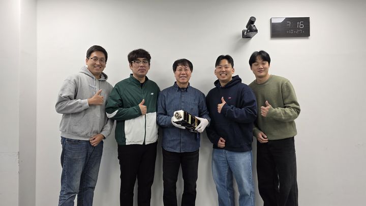 [대전=뉴시스] 누리호4차 발사에 탑재되는 큐브위성을 개발한 KAIST 원자력및양자공학과 최원호 교수팀.(왼쪽부터) 박재홍 박사과정, 코스모비 김윤수 연구원, 최원호 교수, 박동하 박사과정, 허승범 석사과정.(사진=카이스트 제공) *재판매 및 DB 금지