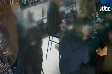 [뉴시스] 한 맥줏집에서 바구니에 보관해 둔 패딩을 젋은 커플이 가져가 사라지는 사건이 발생했다. (사진=JTBC '사건반장' 갈무리) *재판매 및 DB금지 *재판매 및 DB 금지