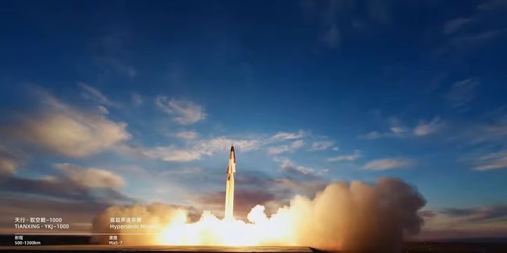 [서울=뉴시스]중국 민간 항공우주 기업 링콩톈싱(凌空天行) 과학기술유한회사가 자동 표적 식별 및 회피 기동이 가능한 극초음속 미사일의 대량 생산에 돌입했다고 공식 발표했다. 링콩톈싱이 개발한 극초음속 미사일 YKJ-1000이 발사되는 모습. <사진출처: 웨이보> 2025.11.26