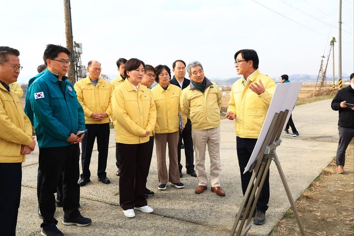 [아산=뉴시스] 송미령 농림축산식품부 장관이 26일 충남 아산 지역을 찾아 고병원성 조류인플루엔자(AI) 및 아프리카돼지열병(ASF) 방역 상황을 점검했다. (사진 = 농식품부 제공) 2025.11.26. *재판매 및 DB 금지