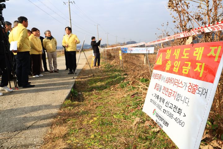 [아산=뉴시스] 송미령 농림축산식품부 장관이 26일 충남 아산 지역을 찾아 고병원성 조류인플루엔자(AI) 및 아프리카돼지열병(ASF) 방역 상황을 점검했다. (사진 = 농식품부 제공) 2025.11.26. *재판매 및 DB 금지
