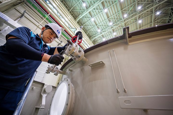 [서울=뉴시스]LS일렉트릭은 26일 미국 초대형 민간 전력 유틸리티 회사(Investor-Owned Utility, IOU)와 4,598억 원(미화 3억 1,204만 달러) 규모의 초고압 변압기 공급 계약을 체결했다고 26일 밝혔다. 사진은 LS일렉트릭 부산 사업장에서 작업자가 초고압 변압기를 조립하고 있는 모습. (사진=LS일렉트릭 제공) photo@newsis.com *재판매 및 DB 금지