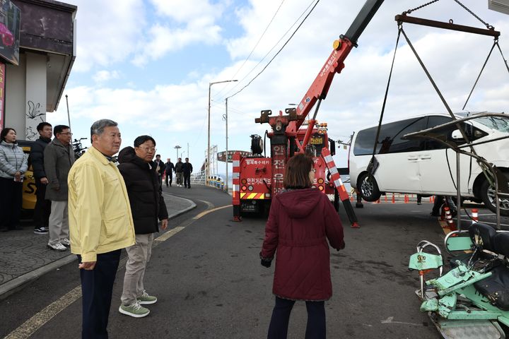 [제주=뉴시스] 26일 오전 김완근 제주시장(앞 왼쪽 첫 번째)이 유관기관 관계자가 참여한 가운데 우도 승합차 돌진 사고 현장을 확인하고 있다. (사진=제주시 제공) 2025.11.26. photo@newsis.com *재판매 및 DB 금지